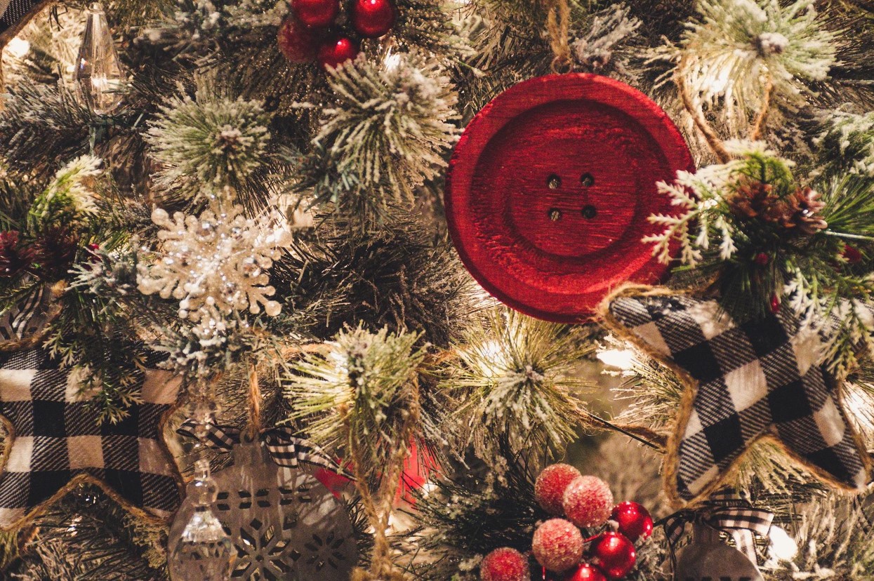 Choosing Christmas Ornaments for a Pre-Lit Tree
